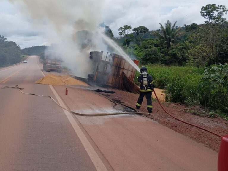 Corpo de Bombeiros combate incêndio em vagão de carreta que tombou e pegou fogo
