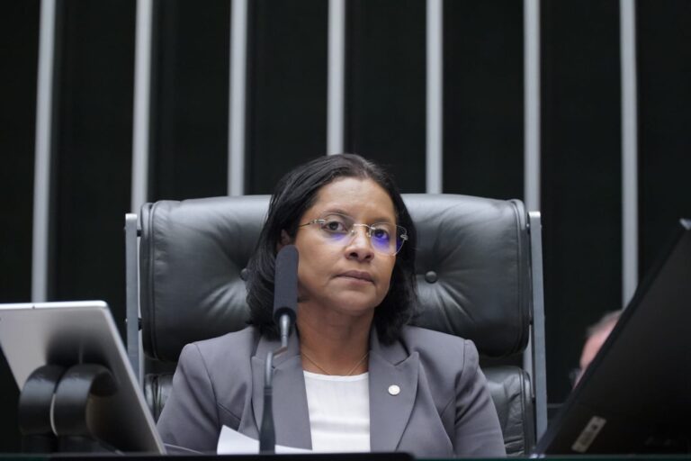 Em sessão histórica, Gisela preside Câmara, relata e aprova PL que libera spray de pimenta para defesa de mulheres