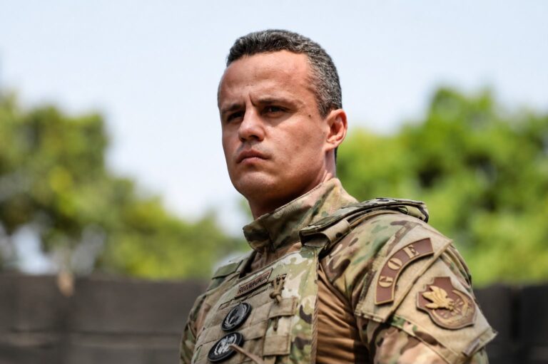 Delegado Fred Murta apaga pichação do Comando Vermelho em escola de Cuiabá